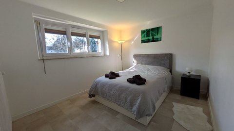 Chambre séparée de l'appartement avec lit double 140 cm, linge de toilette fourni