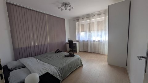 Chambre 3 de la maison, aménagée en bureau, avec canapé-lit double transformable