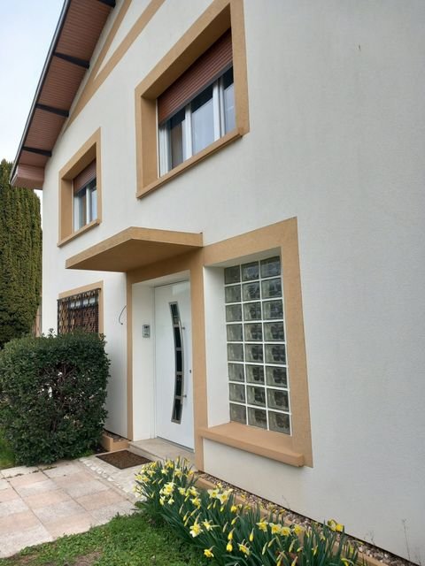Façade et porte d'entrée de la Villa Sainte-Rose, avec ses volets et son lierre