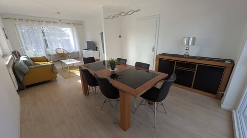 Séjour et salle à manger lumineux de la Villa Sainte-Rose, avec baie vitrée sur le jardin